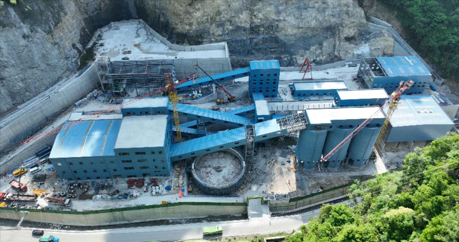 第二代彩色CCD智能分选机在湖北兴发集团投入工业化运行。