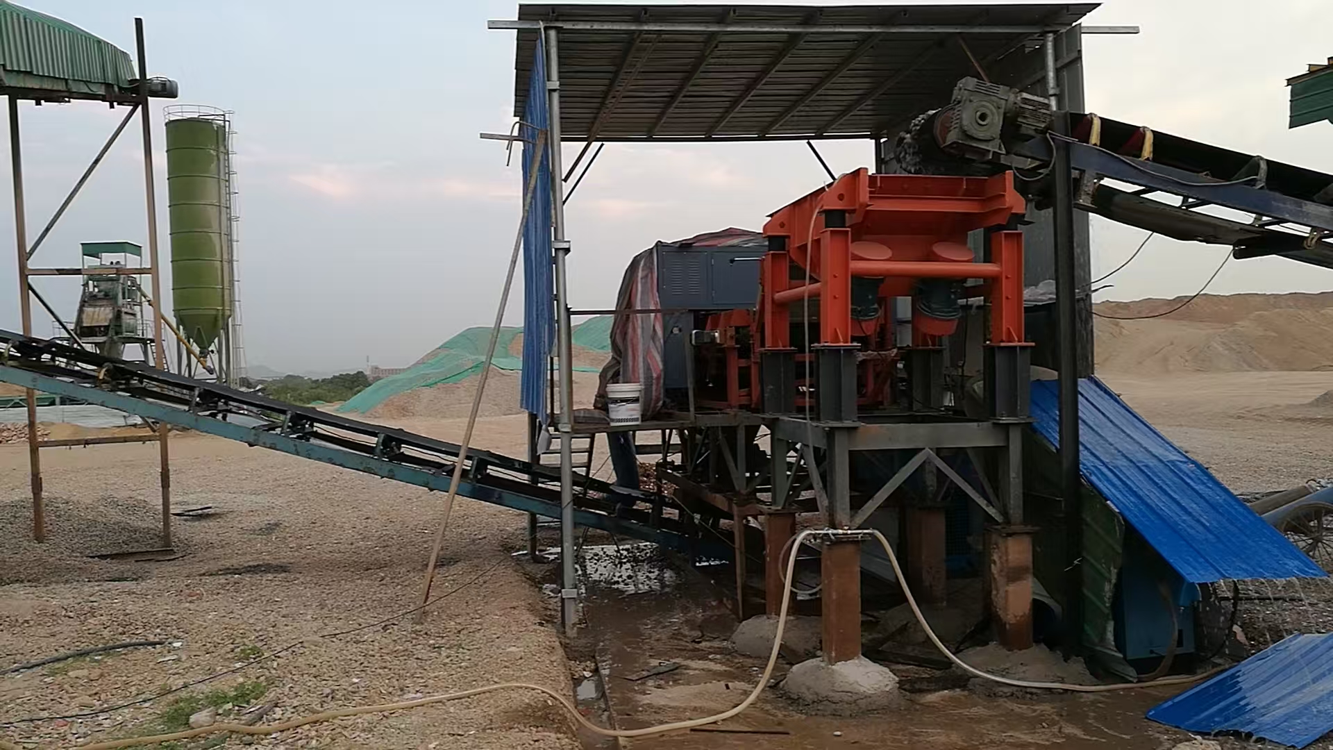 研制第一代彩色CCD智能分选机，在长沙市雨花区建筑垃圾处理中心投入运行。